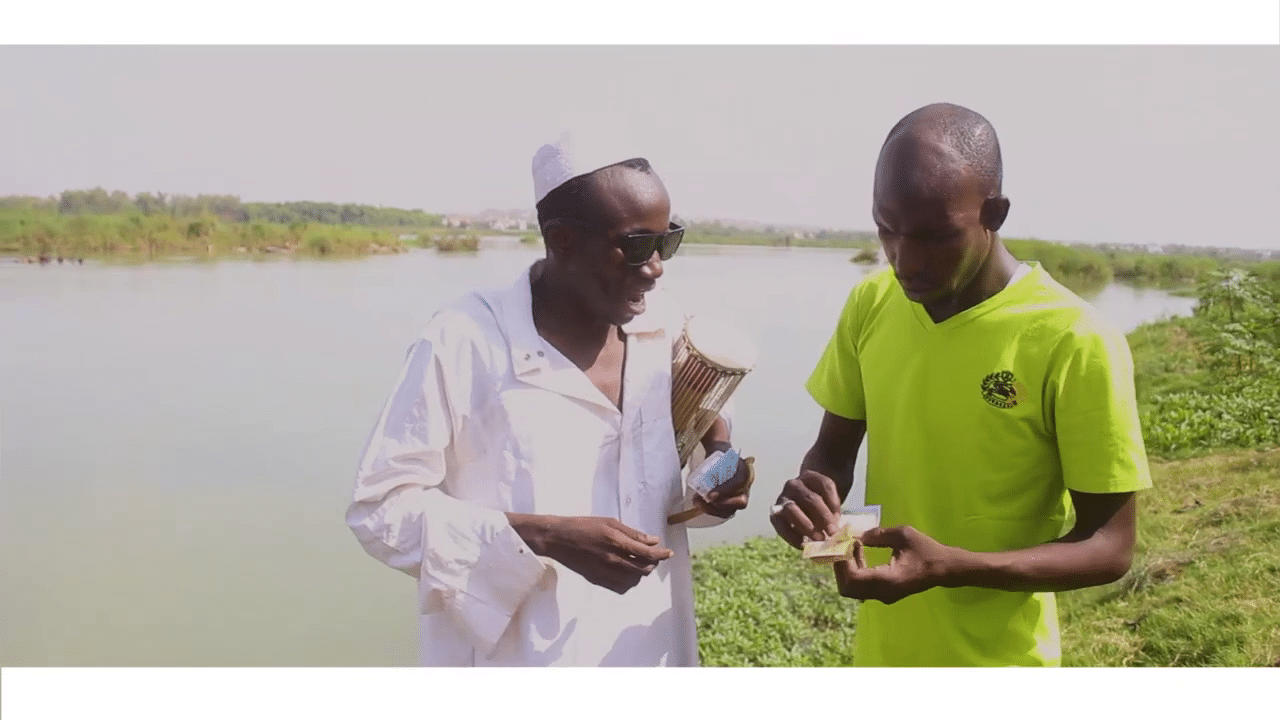 PETIT BANDIT - LE MEILLEUR VENDEUR DU POISSON AU BORD DU FLEUVE (Vidéo 2021)